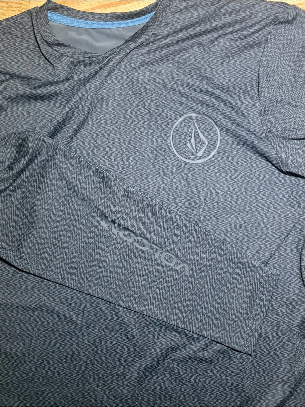 Volcom Men’s Gray Long Sleeve Surf Shirt Rash Guard UPF UV Protection